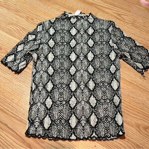 Caution to the Wind snakeskin ribbed‎ top